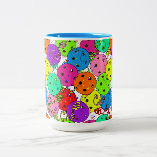Pickleball Party Confetti und Pickleball Balloons Zweifarbige Tasse (Mittel)