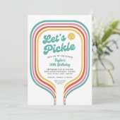 Pickleball-Party Pickle Retro-Regenbogenstreifen Einladung (Stehend Vorderseite)