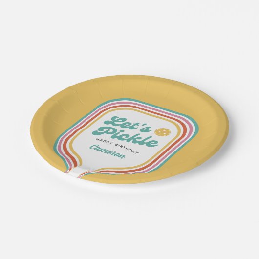 Pickleball-Party Pickle Retro-Regenbogenstreifen Pappteller (Schrägansicht)