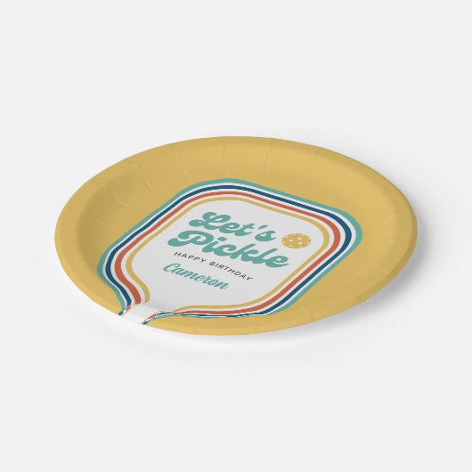 Pickleball-Party Pickle Retro-Regenbogenstreifen Pappteller (Schrägansicht)