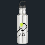 Pickleball Personalisierter Skriptname auf Edelstahlflasche<br><div class="desc">Personalisierte Wasserflasche mit Paddel und Ballmonogramm und individuelle Name oder Text in einem eleganten,  modernen Kalligraphiesignatur-Monogramm-Schriftart. Ein Geschenk für Frauen und Mädchen Jugendliche oder Teenager Pickleball Spieler mit einem schlanken und subtilen mädchenhaften Look und modernem und minimalem Design auf einem nützlichen pickleball Thema Geschenk.</div>