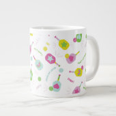 Pickleball-Player-Geschenk für ihre rosa Spezial-T Jumbo-Tasse (Vorderseite Rechts)
