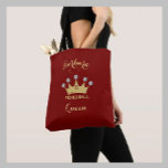 Pickleball Queen Glam Glitz Monogram Name Gold Tasche<br><div class="desc">Pickleball Gal - Fun Glitz Glam Gold Diamonds auf ihrer Krone - sie wird eine Siegerin mit dieser speziellen Totentasche - macht sie wirklich zur Königin des Hofes - Glamoros mit der Goldkrone und nur ein bisschen "über der Spitze", aber bereit, ihr Spiel zu spielen. Das ist ein großartiges Geschenk...</div>
