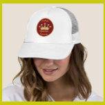 Pickleball Queen Glam Glitz Monogram Name Gold Truckerkappe<br><div class="desc">Pickleball Gal - Fun Glitz Glam Gold Diamonds auf ihrer Krone - sie wird eine Gewinnerin mit diesem speziellen LKW-Hut, der sie wirklich zur Königin des Hofes macht - Glamour mit der Goldkrone und nur ein bisschen "über die Spitze", aber bereit, ihr Spiel zu spielen. Das ist ein großartiges Geschenk...</div>