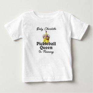 Pickleball Queen trainiert Gelben Ball in Krone Baby T-shirt