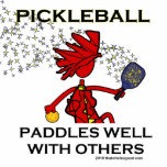 Pickleball schaufelt gut mit anderen fotoskulptur ornament<br><div class="desc">PICKLEBALL schaufelt gut mit anderen. Der Pickleball der Männer Shirts. Der Pickleball der Frauen Shirts. Die beste Auswahl der Geschenke für einen Pickleball Spieler. Diese hellen bunten einzigartigen Essiggurkenballentwürfe können Sie berühmt machen und einen coolen Frühling in Ihrem Schritt hinzufügen! Lustige T - Shirts, Schalen, Schürzen, mousepads, Plakate und mehr!...</div>