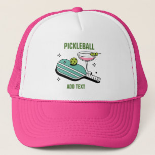Pickleball-Schläger und Cocktail Truckerkappe