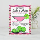 Pickleball-Shower-Dinks & Drinks Pink Chevron Einladung (Stehend Vorderseite)