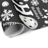Pickleball Snowballs auf Black Happy Holidays Geschenkpapier (Rolleneckpunkt)