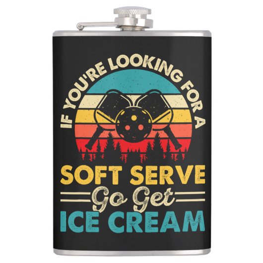 Pickleball Soft Serve Lustiger Sportswitz Flachmann (Vorderseite)
