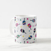 Pickleball Tasse mit gestreiftem Paddel und Dink! (Vorderseite Links)