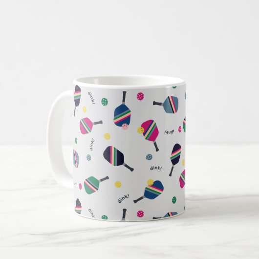 Pickleball Tasse mit gestreiftem Paddel und Dink! (Vorderseite Links)