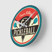 Pickleball Team Player Name Monogram Runde Wanduhr (Winkel)