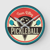Pickleball Team Player Name Monogram Runde Wanduhr (Vorderseite)