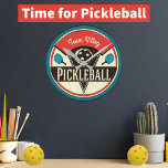 Pickleball Team Player Name Monogram Runde Wanduhr<br><div class="desc">Zeit für Pickleball! Vintage Farben und Vintages Design. Enthält ein Pickleball und Pickleball Paddles. Ideal für jeden Pickleball-Fan,  ein lustiger Weg,  Ihre Liebe des Sports zu zeigen. Mit Monogramm mit Name oder Teamname.</div>