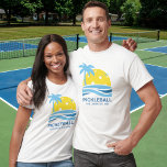 Pickleball Tropical Palm Tree Sun Ihren benutzerde T-Shirt<br><div class="desc">Ein lustiges Pickleball-Shirt mit Pickleball "Sonne" gerahmt von einer tropischen Palme und blauen Ozeanwellen. Fügen Sie unten Ihren eigenen Text hinzu - Clubname, Pickleball Wochenenddatum/Ort, Turniername, Spielernamen, etc. Ein perfektes Geschenk für jeden Pickleball-Spieler - Tragen Sie sich als passende T - Shirt für Turnierspiele, perfekt für Clubteams (einfach Ihren Club/Teamnamen...</div>