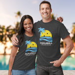 Pickleball Tropical Palm Tree Sun Ihren benutzerde T-Shirt<br><div class="desc">Ein lustiges Pickleball-Shirt mit Pickleball "Sonne" gerahmt von einer tropischen Palme und blauen Ozeanwellen. Fügen Sie unten Ihren eigenen Text hinzu - Clubname, Pickleball Wochenenddatum/Ort, Turniername, Spielernamen, etc. Ein perfektes Geschenk für jeden Pickleball-Spieler - Tragen Sie sich als passende T - Shirt für Turnierspiele, perfekt für Clubteams (einfach Ihren Club/Teamnamen...</div>