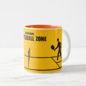 Pickleball Zone Zweifarbige Tasse (VorderseiteRechts)