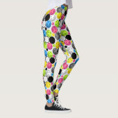 Pickleballs auf einem Gitter und weißen backgroud Leggings (Rechts)