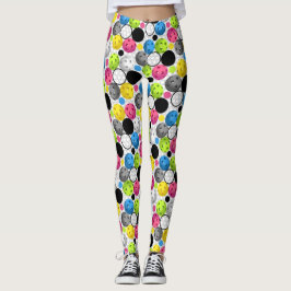 Pickleballs auf einem Gitter und weißen backgroud Leggings