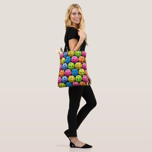 Pickleballs auf schwarzem Hintergrund Tasche (Am Model)