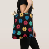 🤩 Pickleballs auf schwarzem Hintergrund Tasche (Von Nahem)