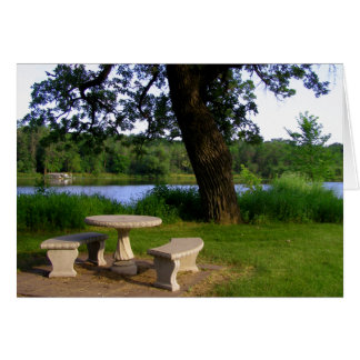 Picknick-Sommermittagstreffen in der Nähe des Flus