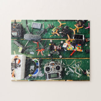 Picknicktisch mit Drohnen und Graffiti Puzzle