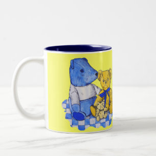 Picknicktuch aus blauem Karo mit drei alten Teddyc Zweifarbige Tasse