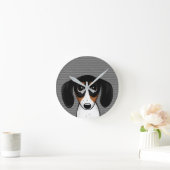 Piebald Dackel Niedlicher Welpenhund Runde Uhr (Zuhause)