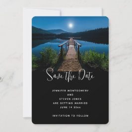 Pier bei Nacht unter einer Vollmondhochzeit Save The Date