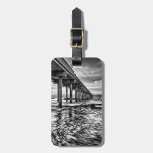 Pier in B&W bei Morgendämmerung, Kalifornien Gepäckanhänger