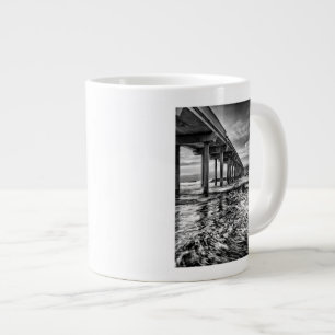 Pier in B&W bei Morgendämmerung, Kalifornien Jumbo-Tasse