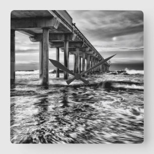 Pier in B&W bei Morgendämmerung, Kalifornien Quadratische Wanduhr