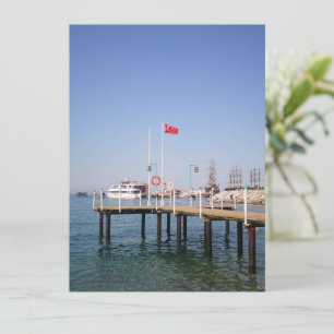 Pier mit Blick auf das Meer mit Yacht in der Türke Einladung
