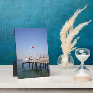 Pier mit Blick auf das Meer mit Yacht in der Türke Fotoplatte
