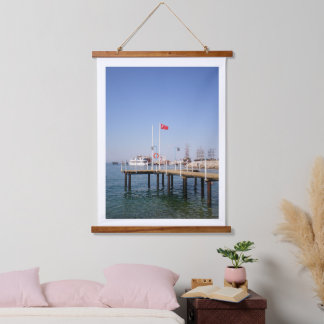 Pier mit Blick auf das Meer mit Yacht in der Türke Wandteppich Mit Holzrahmen