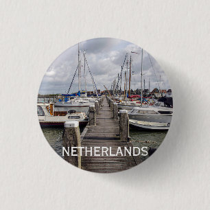 Pier mit Booten und Yachten in Marken Niederlande Button