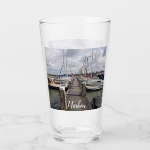 Pier mit Booten und Yachten in Marken Niederlande Glas