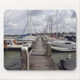 Pier mit Booten und Yachten in Marken Niederlande Mousepad