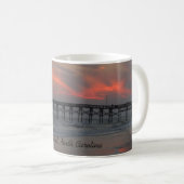 Pier und Sonnenuntergang - Eichen-Insel, NC Kaffeetasse (VorderseiteRechts)