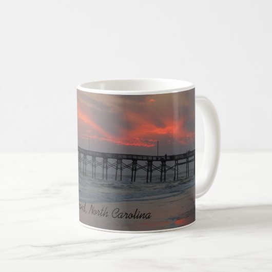 Pier und Sonnenuntergang - Eichen-Insel, NC Kaffeetasse (VorderseiteRechts)
