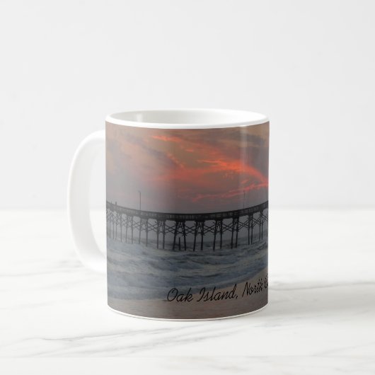 Pier und Sonnenuntergang - Eichen-Insel, NC Kaffeetasse (Vorderseite Links)