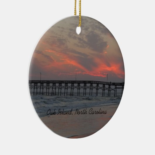 Pier und Sonnenuntergang - Eichen-Insel, NC Keramik Ornament (Rechts)