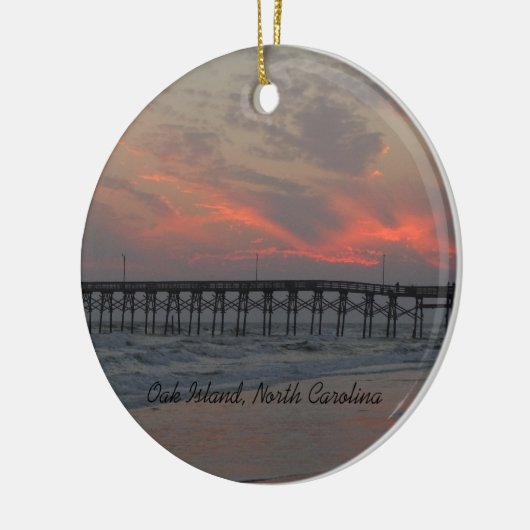 Pier und Sonnenuntergang - Eichen-Insel, NC Keramik Ornament (Links)