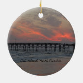 Pier und Sonnenuntergang - Eichen-Insel, NC Keramik Ornament (Hinten)