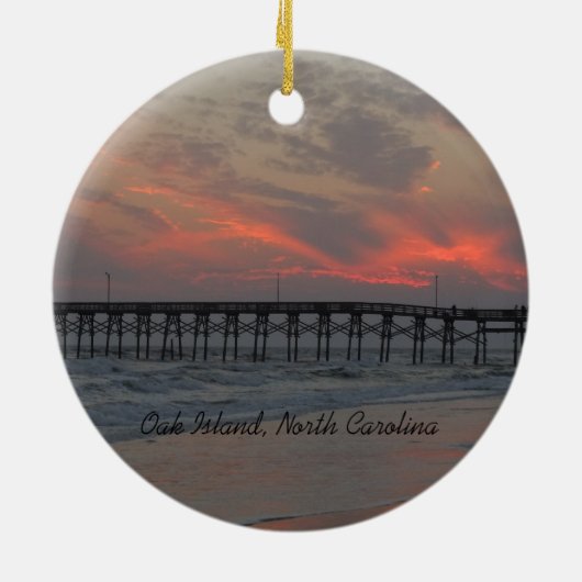 Pier und Sonnenuntergang - Eichen-Insel, NC Keramik Ornament (Hinten)