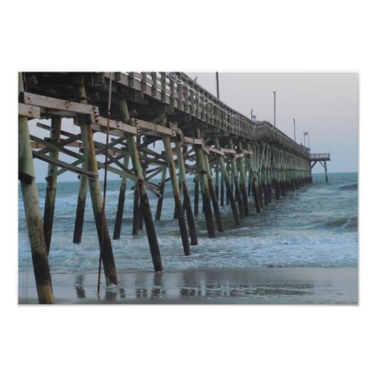 Pier und Waves - Eicheninsel, North Carolina Fotodruck (Vorne)