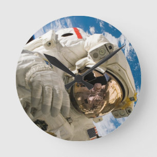 Pier-VerkäuferSpacewalk Runde Wanduhr