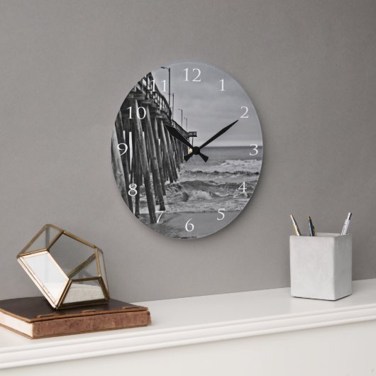 Pier von Shirley Taylor Große Wanduhr (Büro)